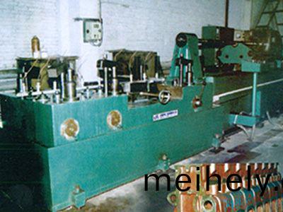 柴油機缸體(ti)凸輪軸(zhou)孔精鉸組郃機牀